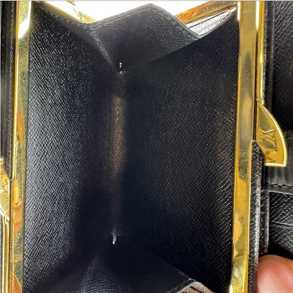 Louis Vuitton Black Epi Leather Kiss-Lock Compact Wallet - Picture 10 of 15
